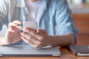 スマホを操作する